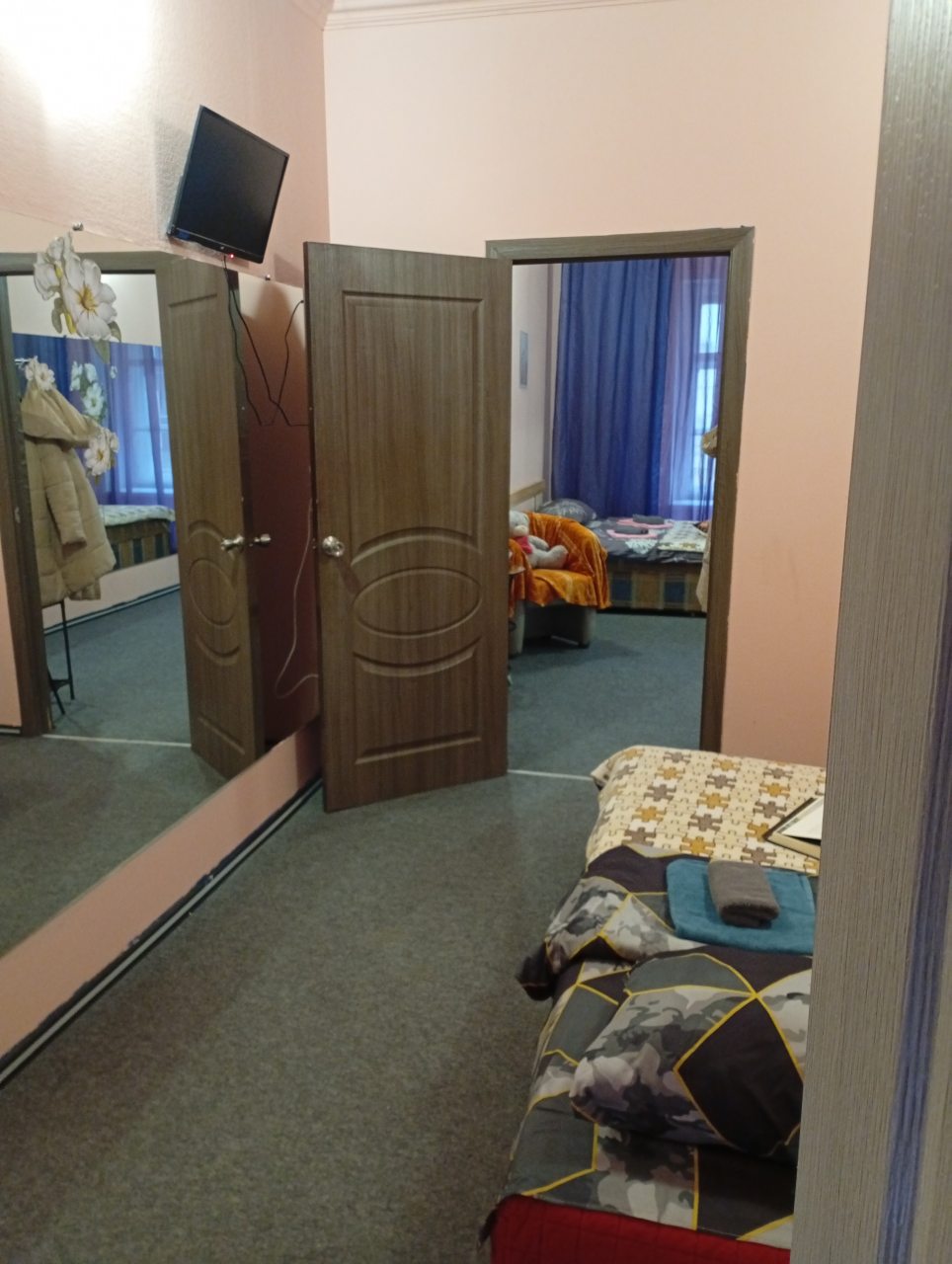 Двухкомнатный номер с двуспальной кроватью и диваном