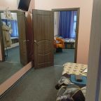 Двухкомнатный номер с двуспальной кроватью и диваном