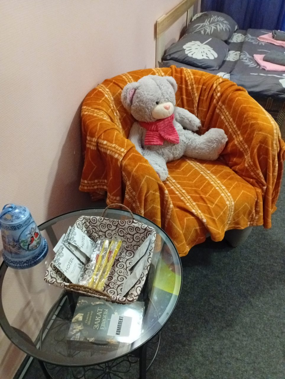 Двухкомнатный номер с двуспальной кроватью и диваном