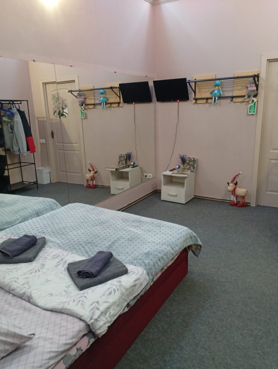 Двухкомнатный номер с двумя двуспальными кроватями