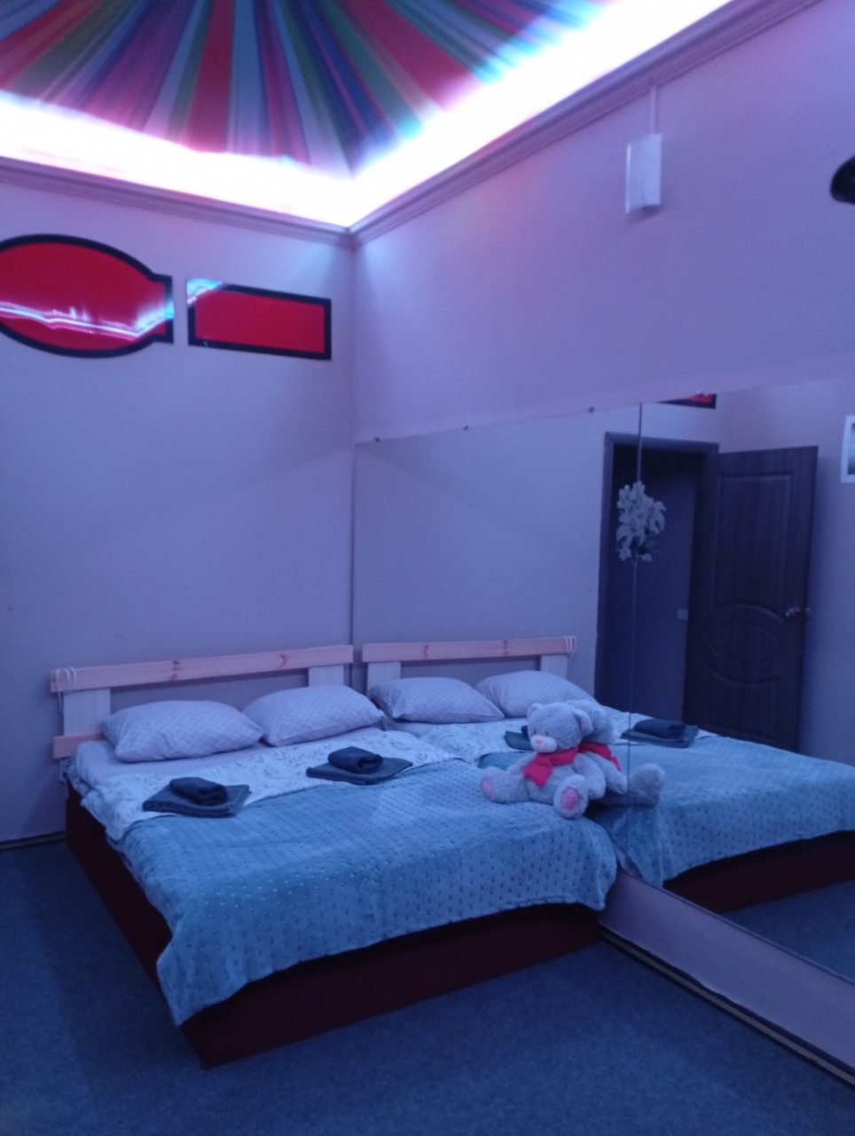 Двухкомнатный номер с двумя двуспальными кроватями