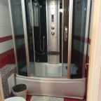 Душевая с музыкой  раковиной и  с сан узлом.