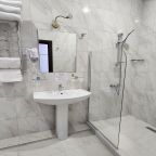 Люкс (Люкс с 1 большой кроватью, 1 маленькой и диваном), Отель БОЛКОНСКИЙ