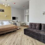 Люкс (Люкс с большой двуспальной кроватью и диваном), Отель БОЛКОНСКИЙ