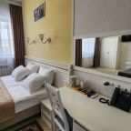 Люкс (Люкс с большой двуспальной кроватью и диваном), Отель БОЛКОНСКИЙ