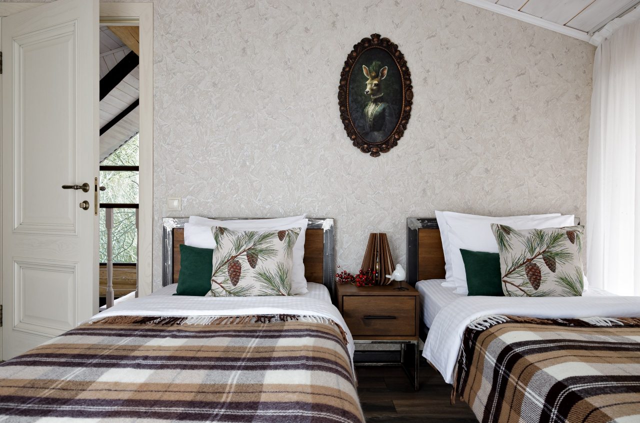 Спальня с двумя кроватями