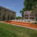 Своя ухоженная территория, Отель Южная Ночь