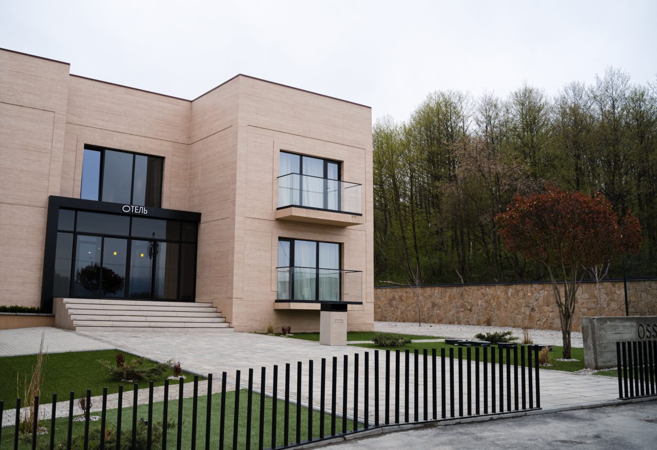 Парковка на территории отеля, Отель OSSTONE