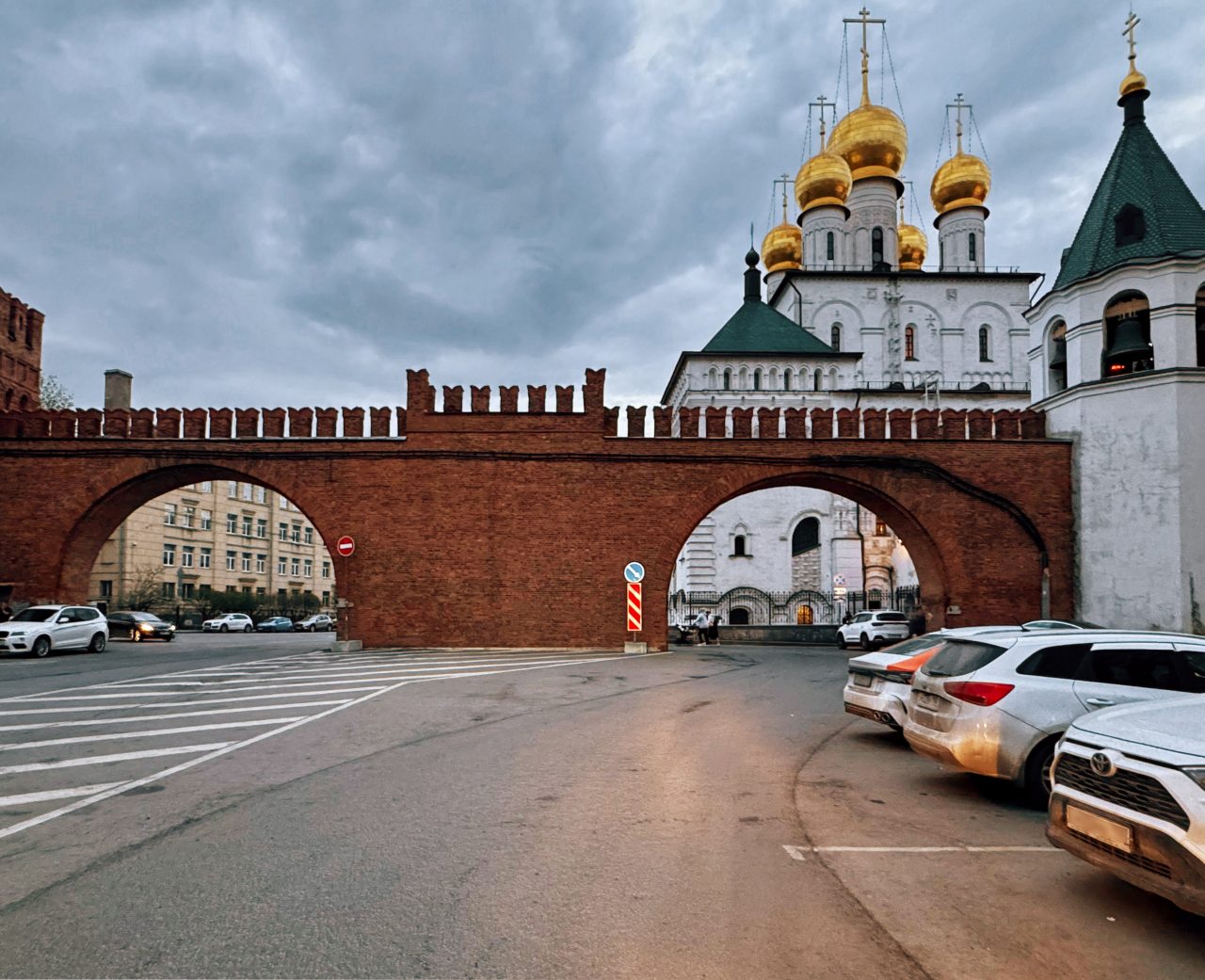 Рядом фрагмент Кремля