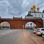 Рядом фрагмент Кремля