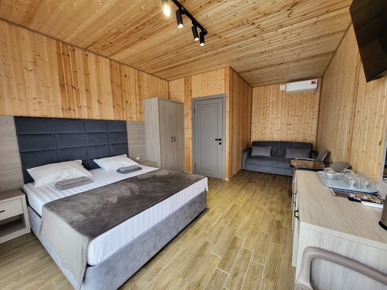 Коттедж (Коттедж у моря), Отель Grey House