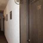 Люкс (Двухкомнатный номер люкс  с 1 односпальной и 1 двуспальной кроватью), Мини-отель Королевский пень