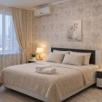 Уютная спальня с двуспальной кроватью и кондиционером