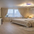 Уютная спальня с двуспальной кроватью и кондиционером