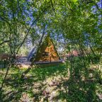 Ухоженная территория вокруг коттеджей, Коттедж Дом и А-фрейм у озера от Домик58