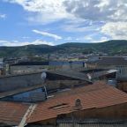Крыши домов старой части города создают особую атмосферу