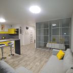 кровать за стеклянной перегородкой