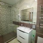душевая кабина со стеклянной перегородкой