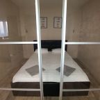 кровать за стеклянной перегородкой