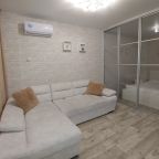 большой диван-кровать. двуспальная кровать за перегородкой