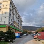 Парковка на прилегающей территории, Апартаменты Просторная гостевая на Туристической