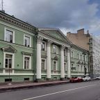 Городская платная парковка напротив дома