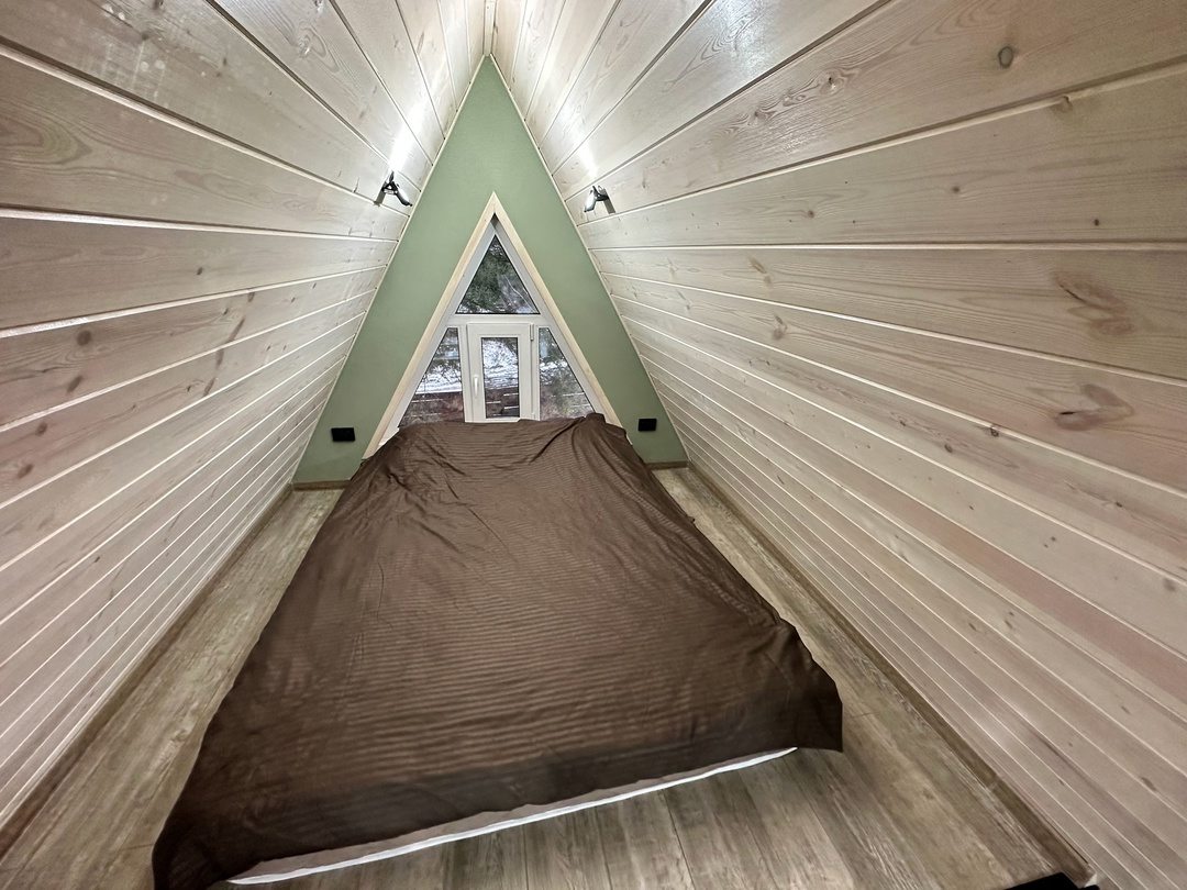 Коттедж (A-frame в сосновом лесу), Коттедж А-фрейм в сосновом лесу