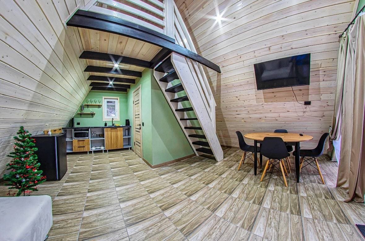 Коттедж (A-frame в сосновом лесу), Коттедж А-фрейм в сосновом лесу