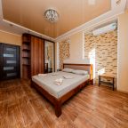 Большая двуспальная кровать с ортопедическим матрасом