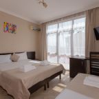 Трёхместный и более (Стандартный с балконом (3)), Гостевой дом Лидер