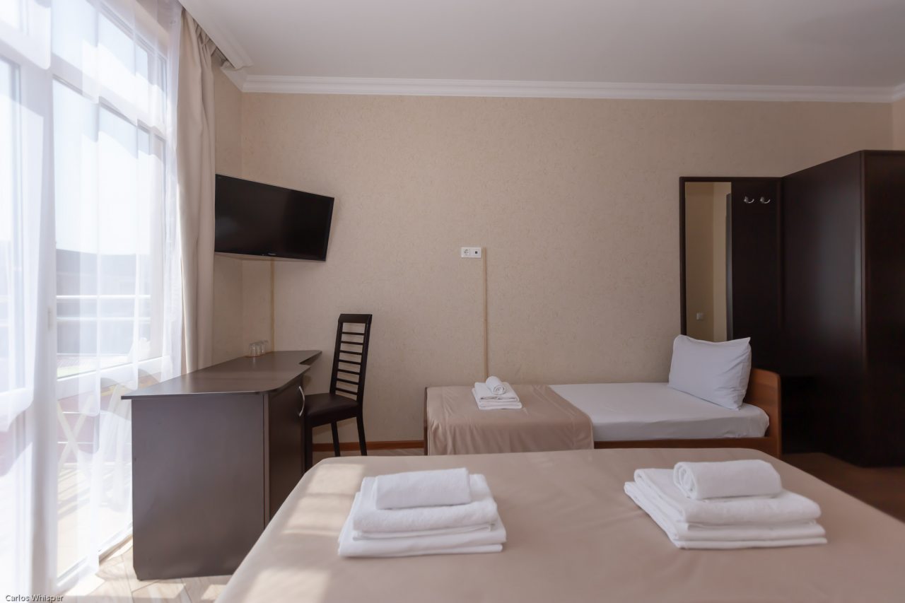 Трёхместный и более (Стандартный с балконом (3)), Гостевой дом Лидер