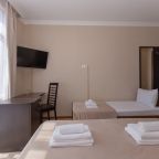 Трёхместный и более (Стандартный с балконом (3)), Гостевой дом Лидер