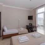 Трёхместный и более (Стандартный с балконом (3)), Гостевой дом Лидер