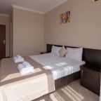 Трёхместный и более (Стандартный с балконом (3)), Гостевой дом Лидер