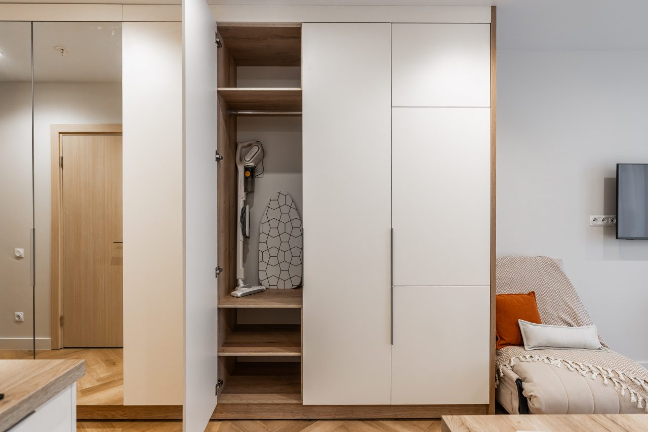 Шкаф для одежды, гладильные принадлежности