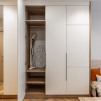 Шкаф для одежды, гладильные принадлежности