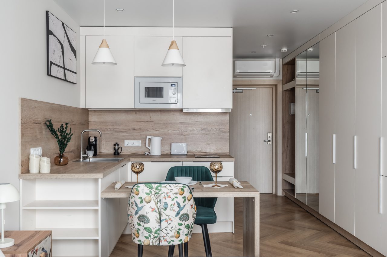 Общий вид студии, кухонная зона