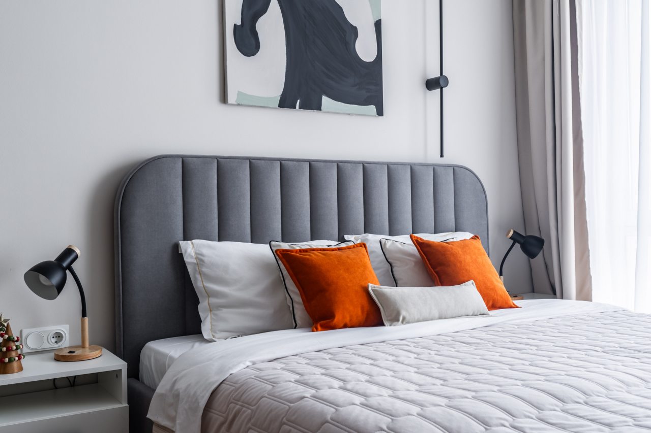 Лампа для чтения, розетки возле кровати.