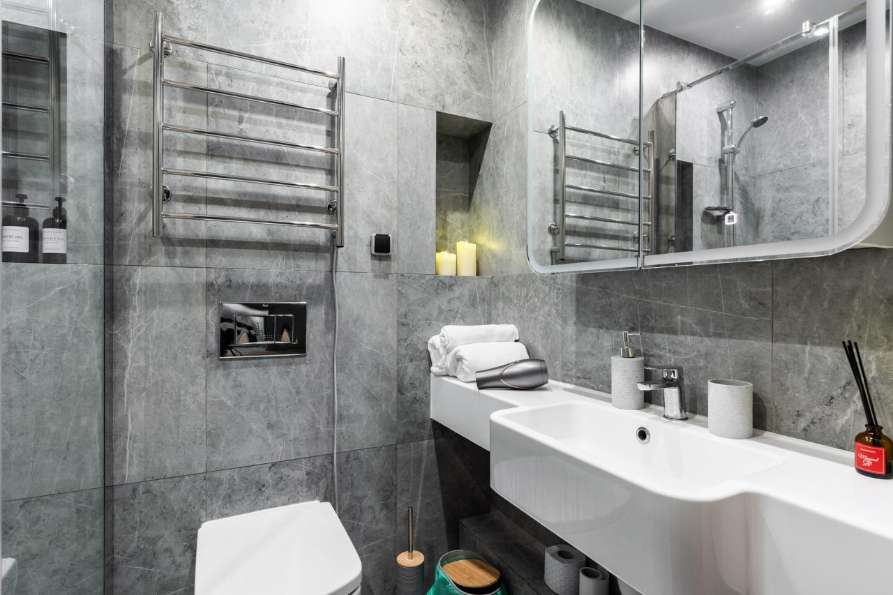 Ванная комната с душем.