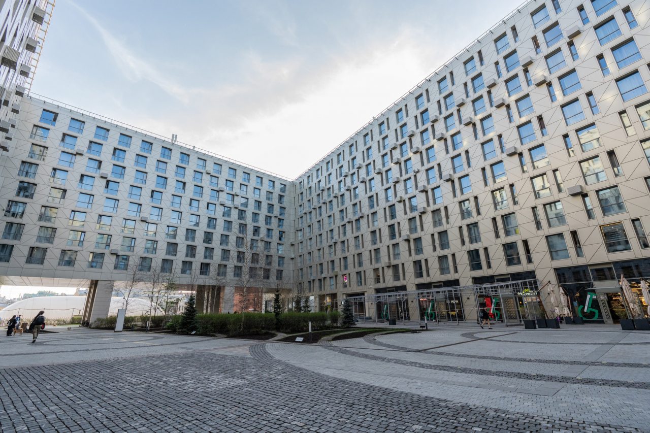 Здание. Территория комплекса.