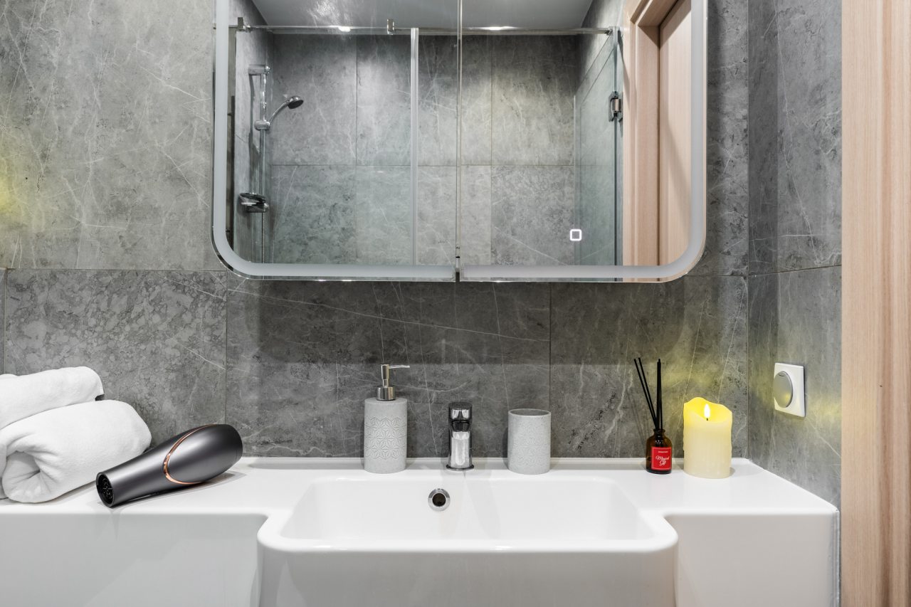 Полотенца, фен, принадлежности для душа.