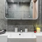 Полотенца, фен, принадлежности для душа.