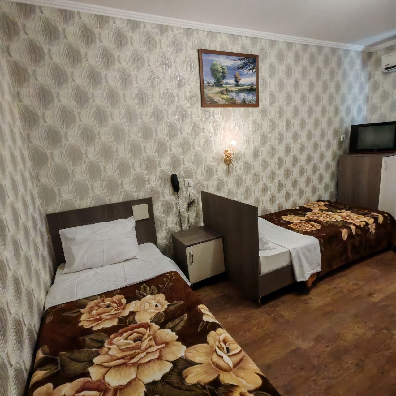 Трёхместный и более (Койко-место в 3х местном номере с удобствами), Отель Лилия
