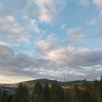 Трёхместный и более (Коттедж №2. Большой зал, с возможностью проведения мероприятий и посадки до 25 человек. Диванная зона отдыха (с 4 спальными местами), 2 спальни на 5 человек. Санузел), База отдыха Усадьба Дыхание природы