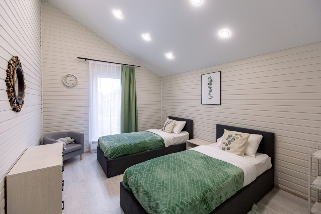 Спальня с двумя односпальными кроватями Мятный дом