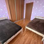 Комната с двумя односпальными кроватями и балконом