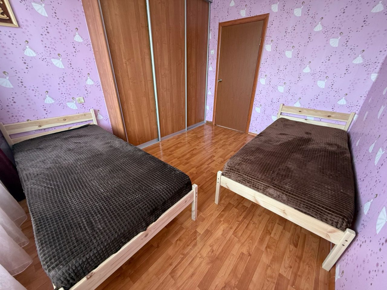 Комната с двумя односпальными кроватями и балконом