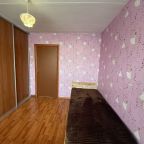 Комната с двумя односпальными кроватями и балконом