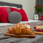 Люкс (АПАРТАМЕНТЫ «АТМОСФЕРА» | ГРАНАТОВЫЙ СЛЕД — ПАНОРАМА НА 22 ЭТАЖЕ), Апартаменты Атмосфера на Хренникова 8