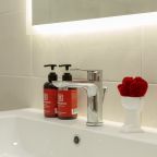 Люкс (АПАРТАМЕНТЫ «АТМОСФЕРА» | ГРАНАТОВЫЙ СЛЕД — ПАНОРАМА НА 22 ЭТАЖЕ), Апартаменты Атмосфера на Хренникова 8